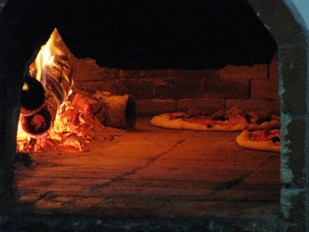 釜で焼くピザ